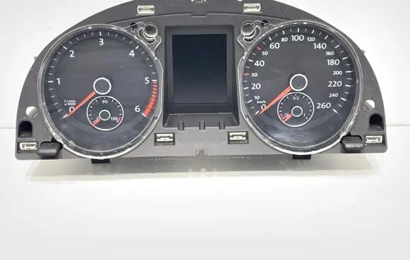 Volkswagen PASSAT B7 Speedometer (instrument cluster) 3AA920880C