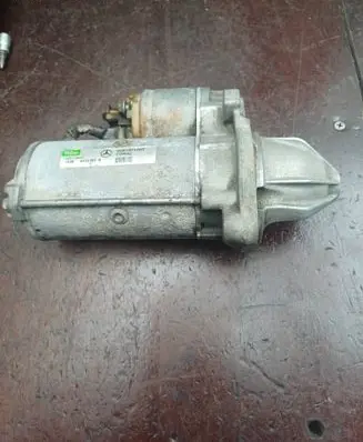Mercedes-Benz Vito Viano W639 Starter motor 0051511301 D7R46 4GAD412B0
