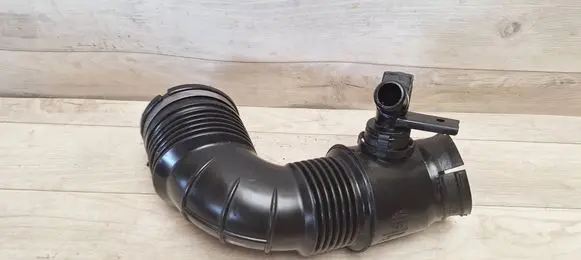 Opel Insignia A Turbo air intake inlet pipe/hose 55561787 327763967