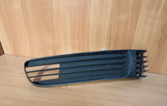 Volkswagen PASSAT B5 Front bumper lower grill 3B0853678