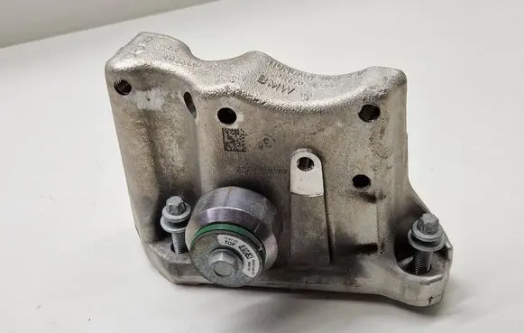 Engine mounting bracket