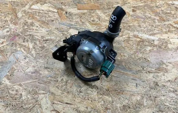 Nissan Leaf II (ZE1) Electric auxiliary coolant/water pump 215815SA0A