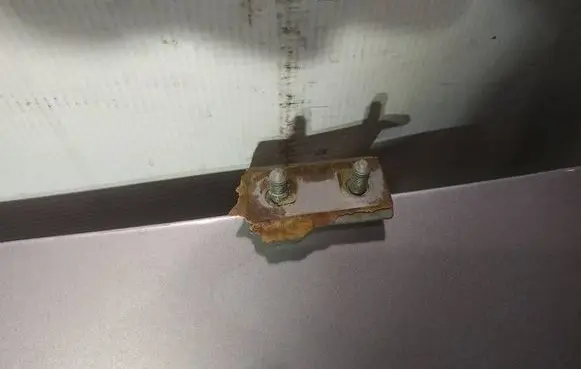Citroen Saxo Tailgate/trunk/boot hinge