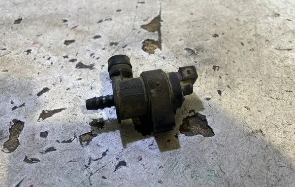 Volvo S60 Vacuum valve 31104896