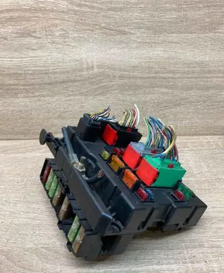 Peugeot 406 Fuse module 9650664080