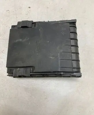 Volkswagen PASSAT B7 Fuse box cover 014189871 1K0937132G 1K0937132F