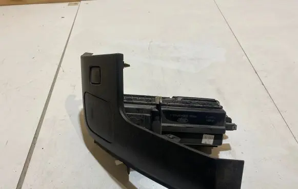 Ford Mustang VI Glove box FR3B63044F09A