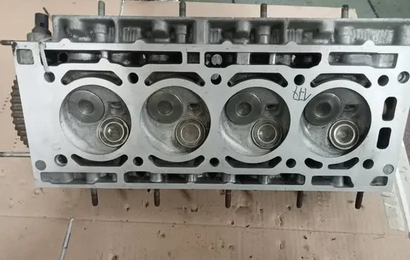 Renault Twingo I Engine head D7F800