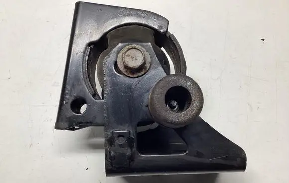 Toyota Avensis T270 Engine mount bracket