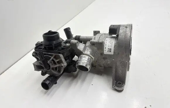 Mercedes-Benz C W205 Water pump A2642000100 2001002222 KR0001