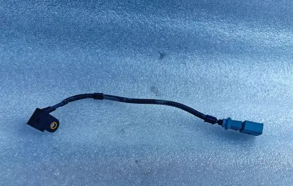 Volkswagen PASSAT B6 Crankshaft position sensor 9805940