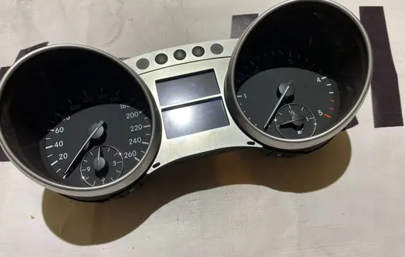 Mercedes-Benz R W251 Speedometer (instrument cluster) A2515408947 2515408947