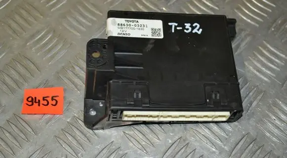 Toyota Avensis T270 Air conditioner control unit module 8865005231