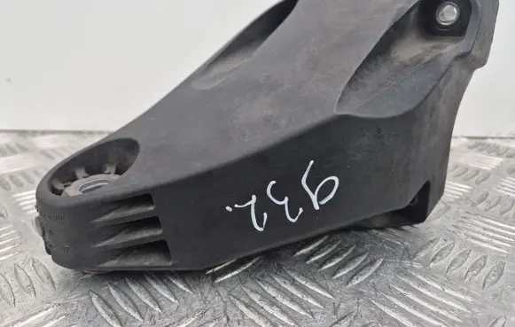 Mercedes-Benz E W213 Engine mounting bracket A6542230100