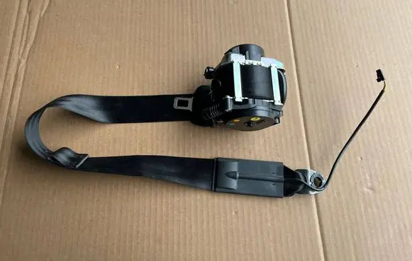 Rear seatbelt