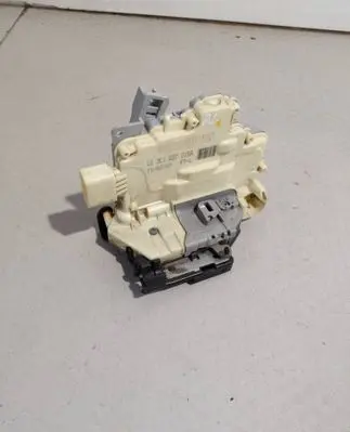 Volkswagen Tiguan Front door lock 3C1837015A