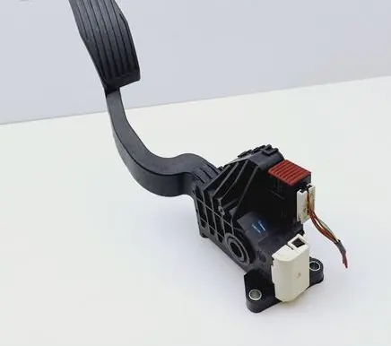 Opel Corsa D Accelerator throttle pedal 13305804