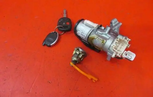 Toyota RAV 4 (XA20) Ignition lock 8978352010 45020423