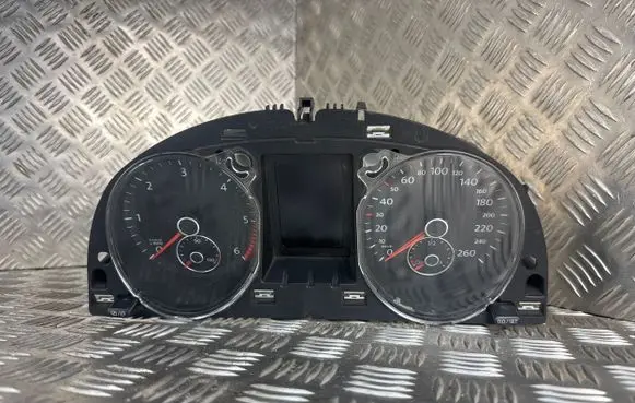 Volkswagen PASSAT B7 Speedometer (instrument cluster) 3AA920871A
