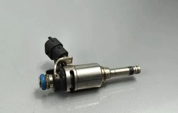 Hyundai Tucson LM Fuel injector 353102B110