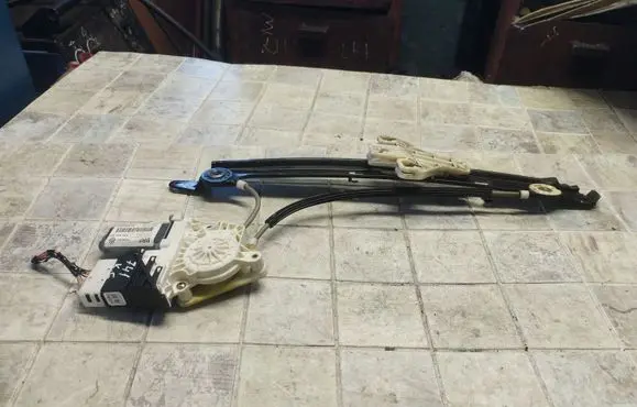 Seat Altea Rear door window regulator with motor 5P0839401 995911108