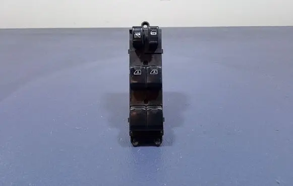 Nissan Maxima A34 Electric window control switch 