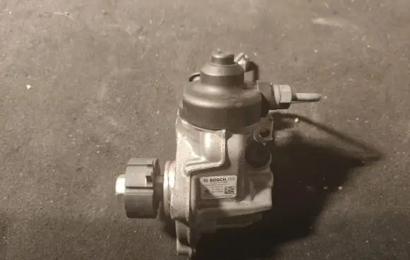 Audi Q3 8U Fuel injection high pressure pump 03L130755AC 0445010529