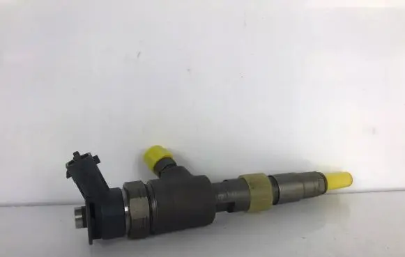 Peugeot 208 Fuel injector 05598384
