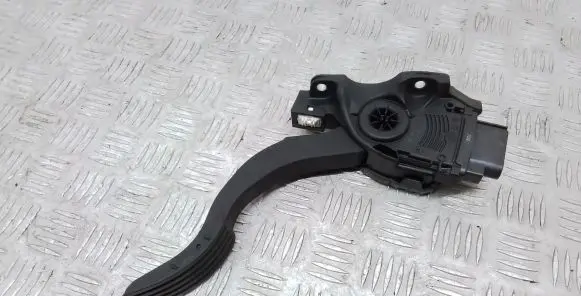Accelerator throttle pedal