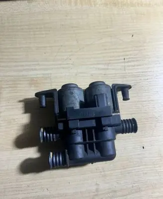 BMW 5 E39 Coolant heater control valve 8374995