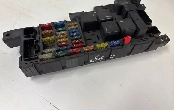 Volvo S60 Fuse module 8637841 518717004