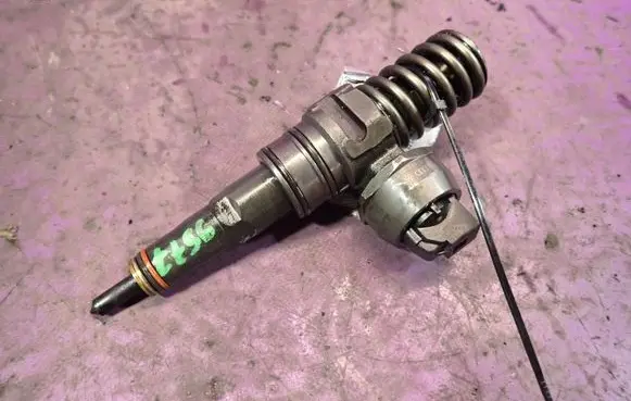 Skoda Octavia Mk2 (1Z) Fuel injector 