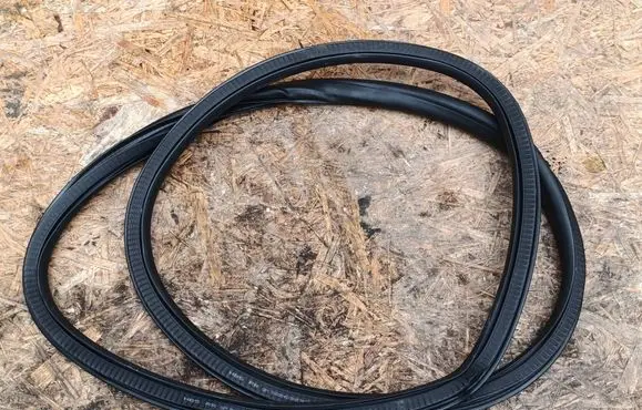 Opel Astra J Rear door rubber seal (on body) 13260045
