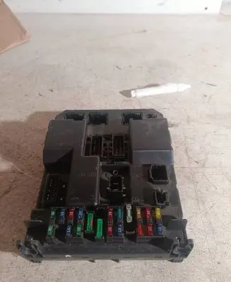 Peugeot 307 Fuse module 9651197680 9651196980 00242438190304