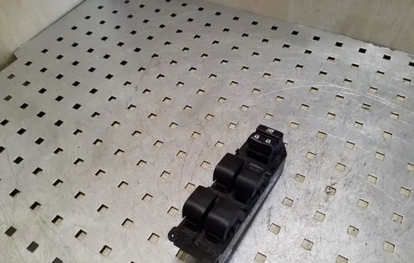 Toyota RAV 4 (XA30) Electric window control switch