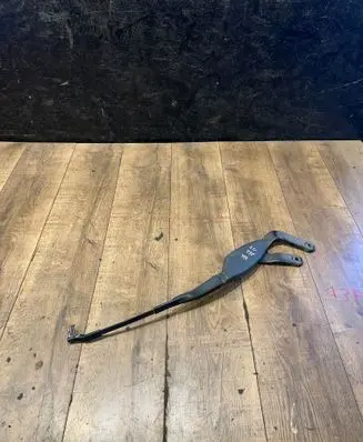 Front wiper blade arm