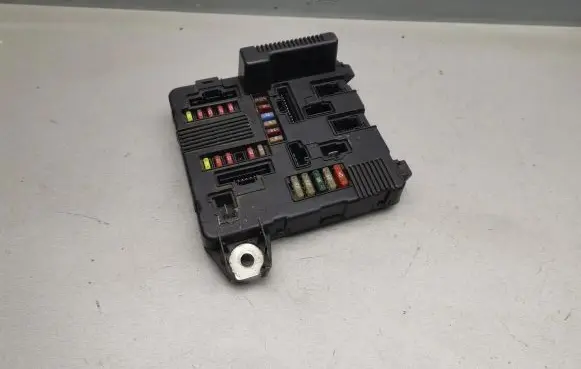 Renault Megane II Fuse module 8200306033C S118399300L