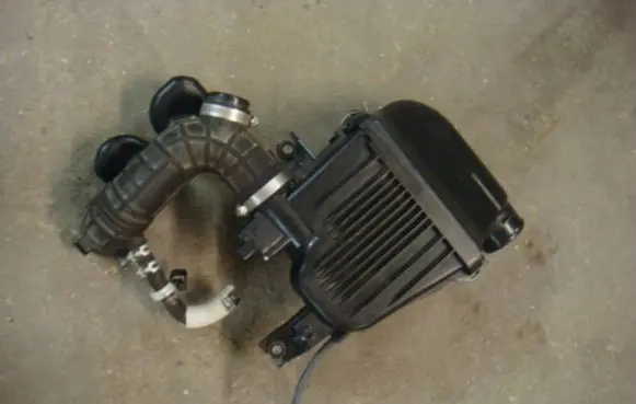 Suzuki Swift III Air filter box