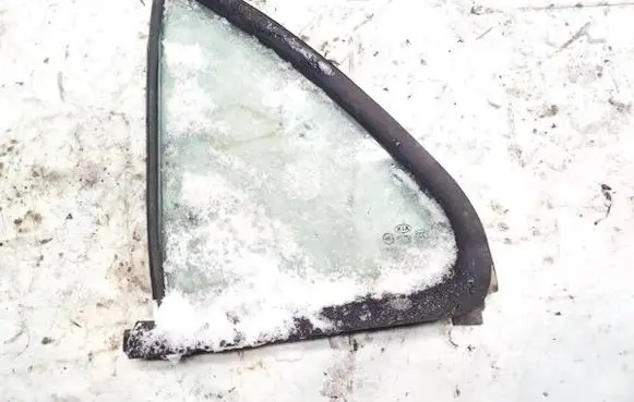 KIA Sorento Rear vent window glass 