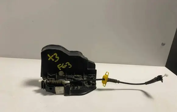 BMW X3 E83 Front door lock 7167071