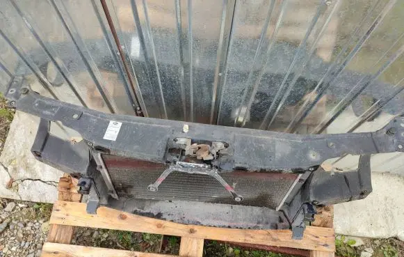 Volkswagen Golf III Radiator support slam panel