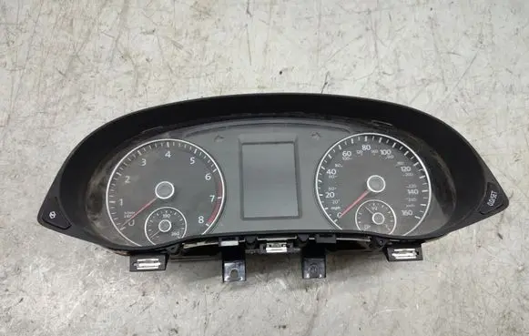 Volkswagen PASSAT B7 USA Speedometer (instrument cluster) 561920970B