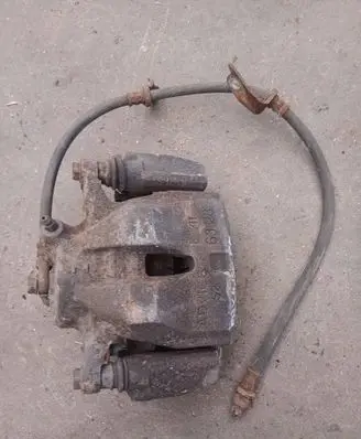 Toyota RAV 4 (XA40) Front brake caliper 
