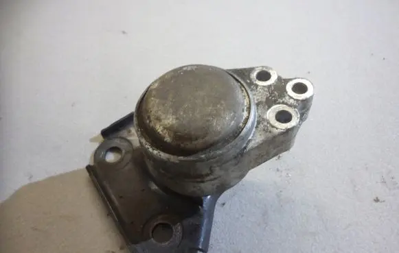 Ford Fiesta Engine mount bracket