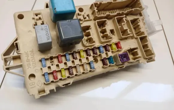 Toyota Corolla Verso AR10 Fuse box set 892210F010 2461721220 06111613063802