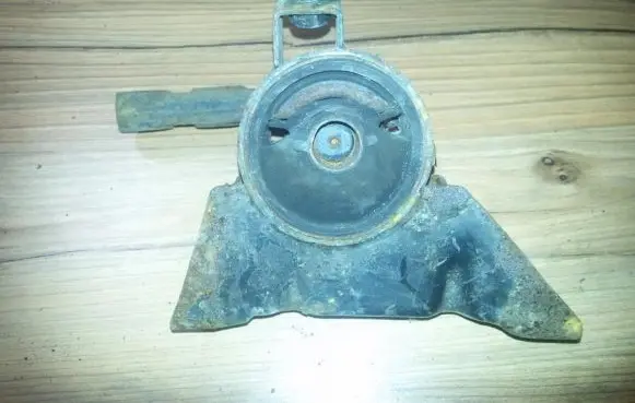 Mazda 323 F Engine mount bracket