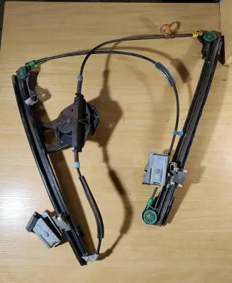 Volkswagen Golf III Front door manual window regulator 1H0837401B