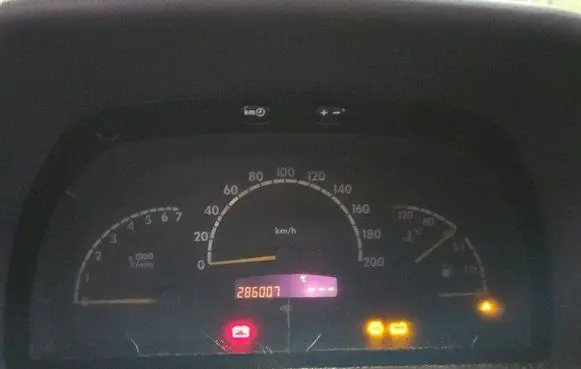 Speedometer (instrument cluster)