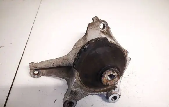 Honda Civic Engine mount bracket