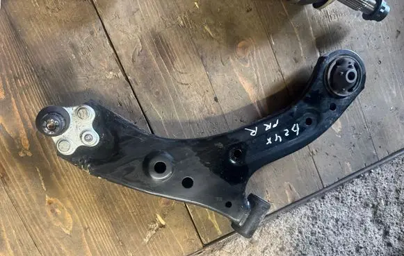 Toyota bZ4X Front lower control arm/wishbone WDWQ